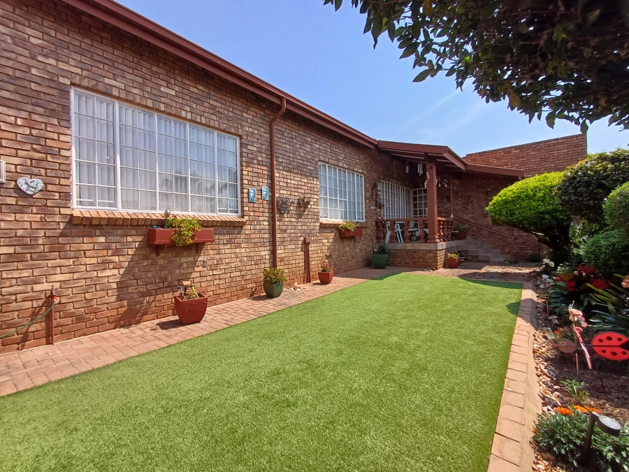 3 Bedroom Property for Sale in Noordheuwel Gauteng