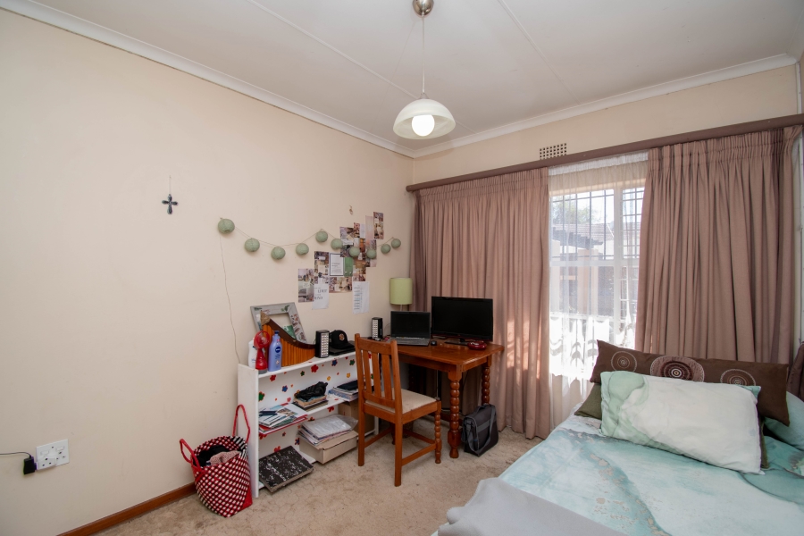 4 Bedroom Property for Sale in Helderkruin Gauteng