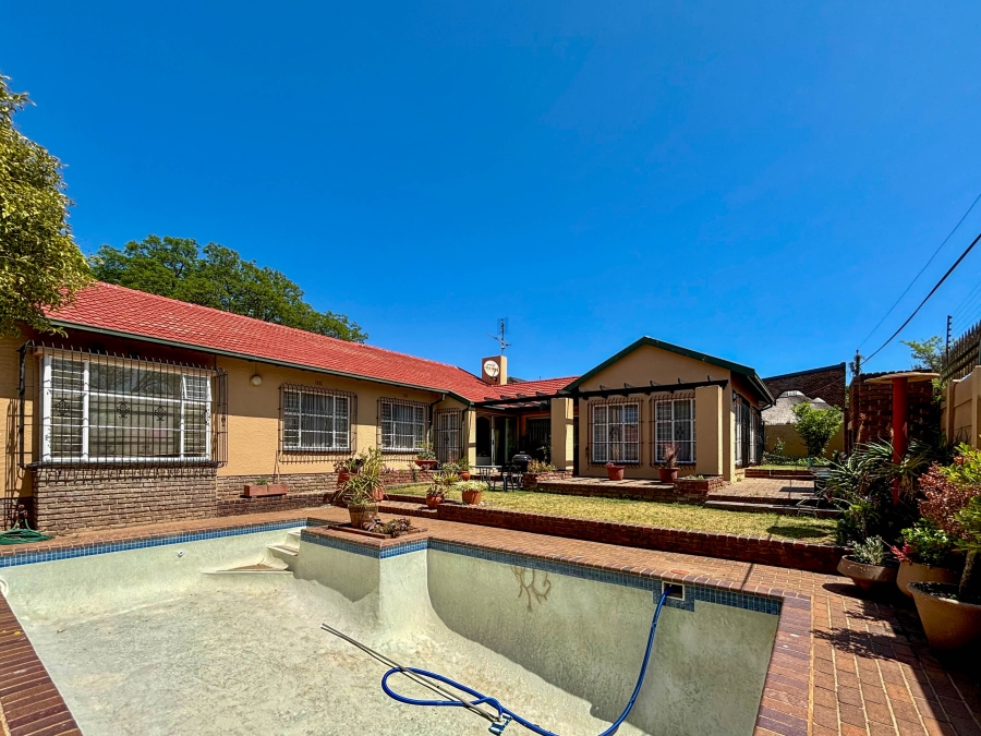 4 Bedroom Property for Sale in Helderkruin Gauteng