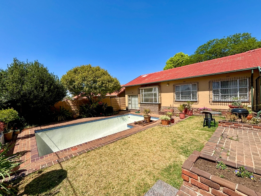 4 Bedroom Property for Sale in Helderkruin Gauteng