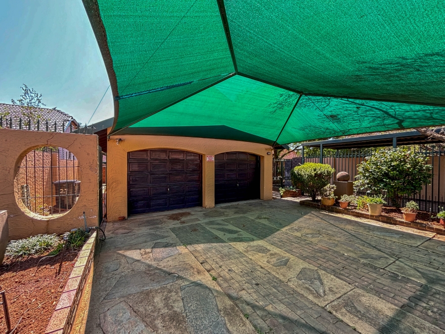 4 Bedroom Property for Sale in Helderkruin Gauteng