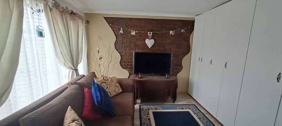 To Let 1 Bedroom Property for Rent in South Crest Gauteng