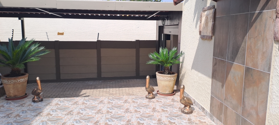 To Let 1 Bedroom Property for Rent in South Crest Gauteng