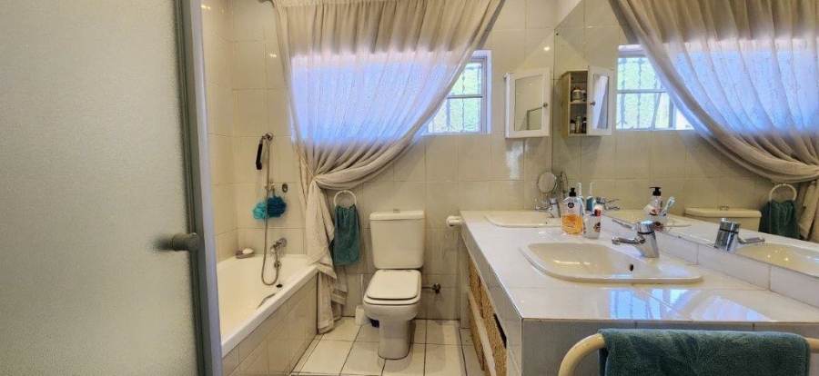 5 Bedroom Property for Sale in Alberante Gauteng