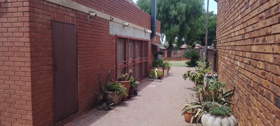 7 Bedroom Property for Sale in Sunair Park Gauteng