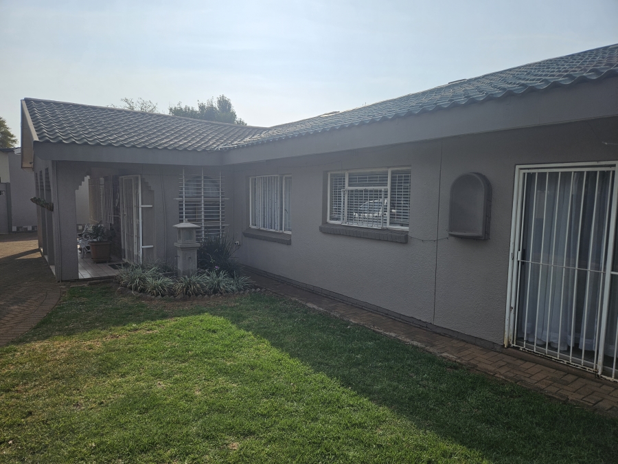 6 Bedroom Property for Sale in Sinoville Gauteng