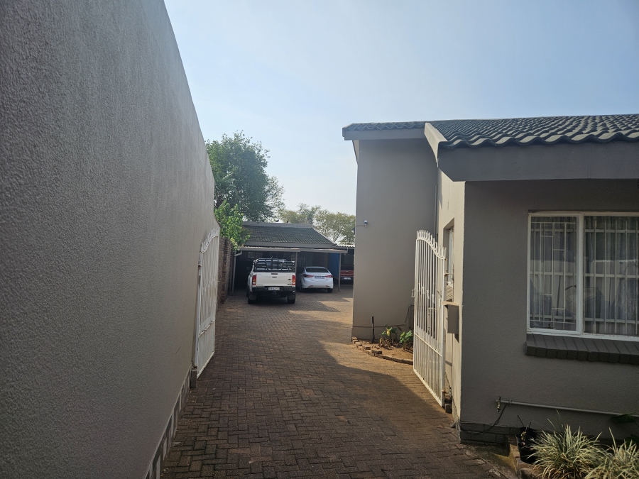 6 Bedroom Property for Sale in Sinoville Gauteng