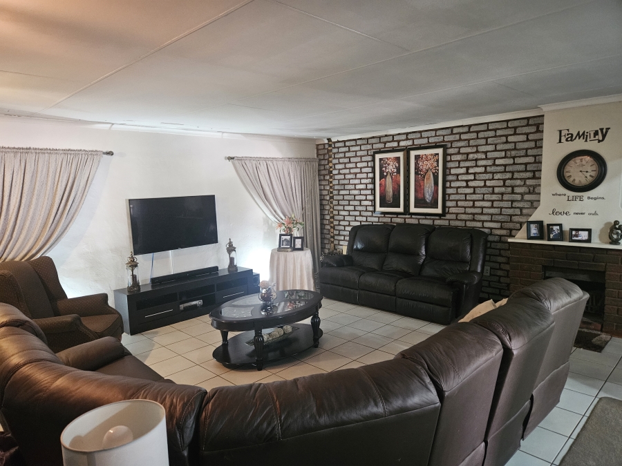 6 Bedroom Property for Sale in Sinoville Gauteng