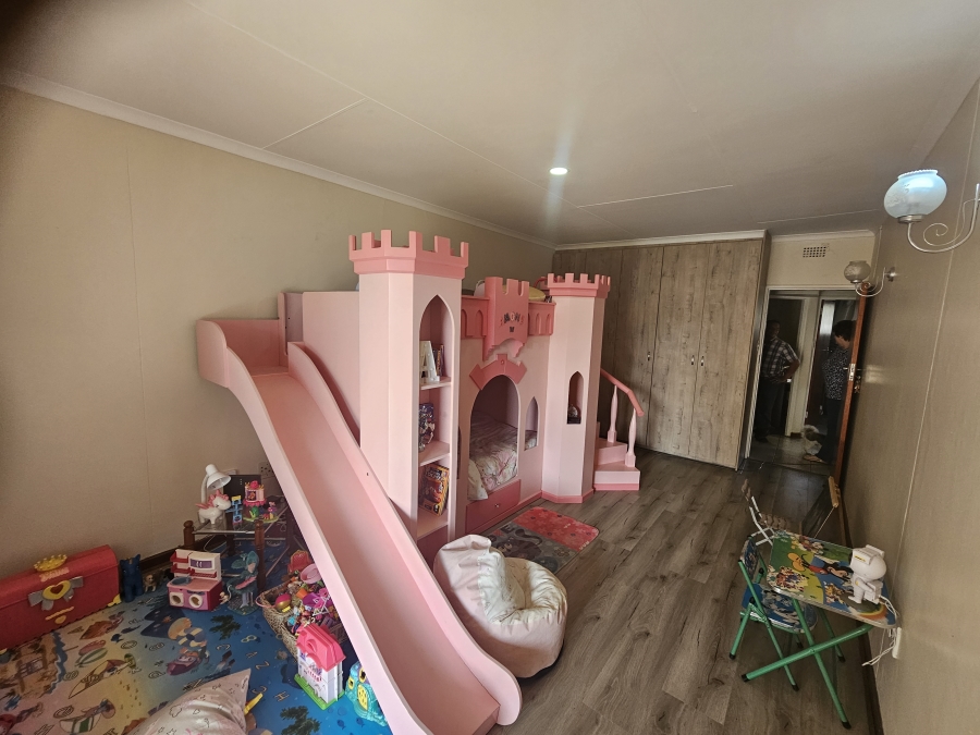 6 Bedroom Property for Sale in Sinoville Gauteng