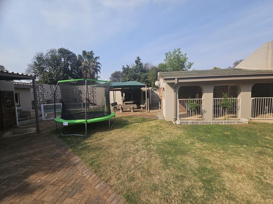 6 Bedroom Property for Sale in Sinoville Gauteng