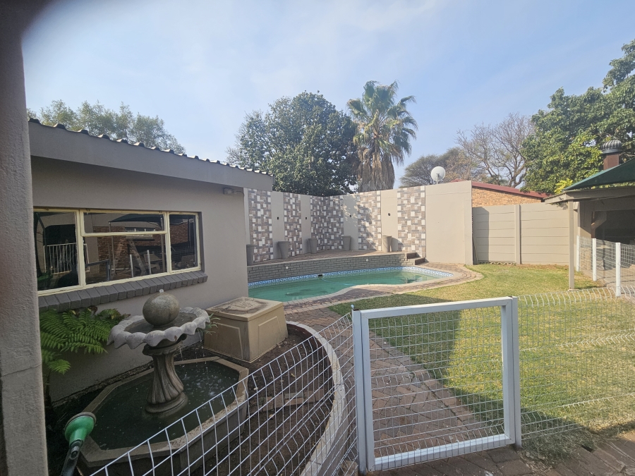 6 Bedroom Property for Sale in Sinoville Gauteng