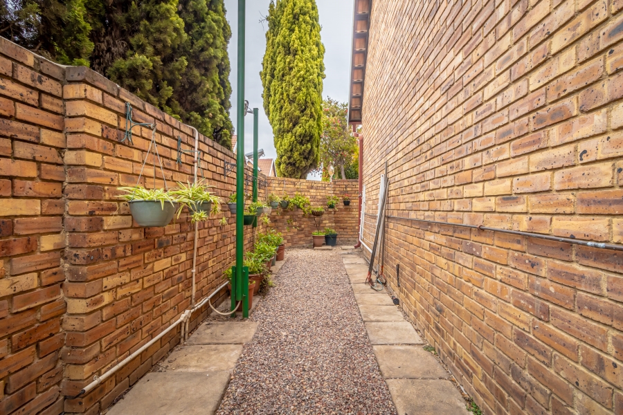 3 Bedroom Property for Sale in Bromhof Gauteng