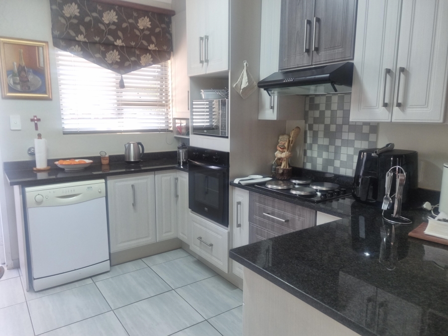 2 Bedroom Property for Sale in The Retreat Gauteng