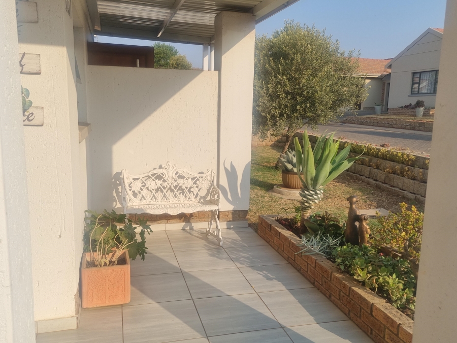 2 Bedroom Property for Sale in The Retreat Gauteng