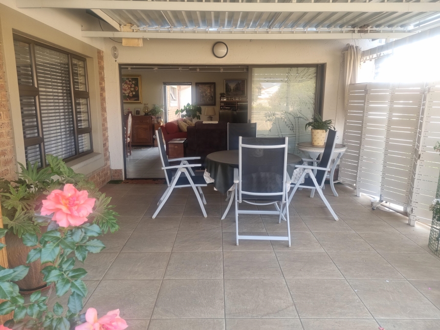 2 Bedroom Property for Sale in The Retreat Gauteng