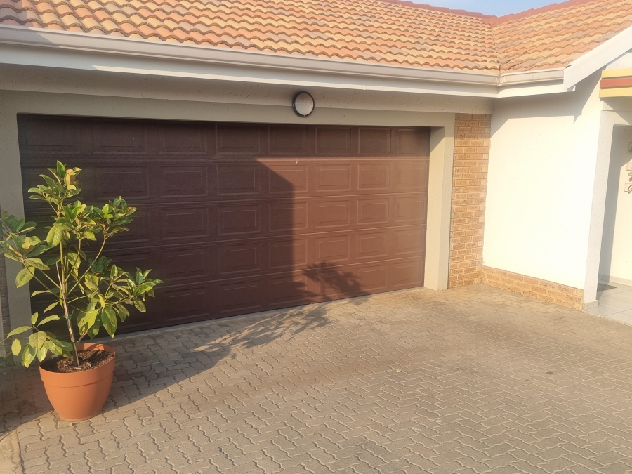 2 Bedroom Property for Sale in The Retreat Gauteng