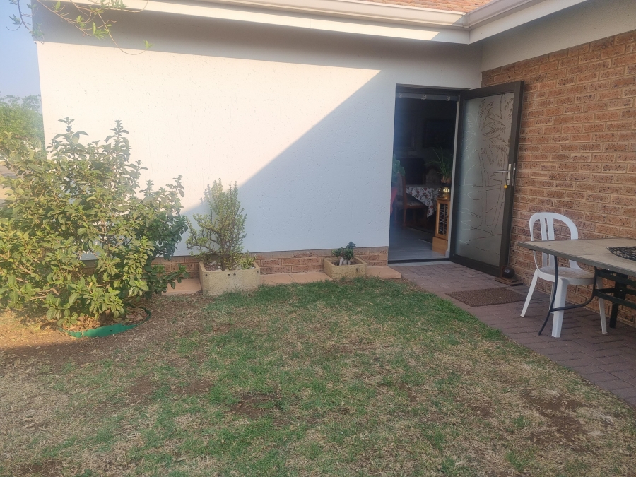 2 Bedroom Property for Sale in The Retreat Gauteng