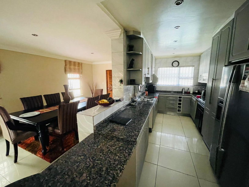 5 Bedroom Property for Sale in Meredale Gauteng