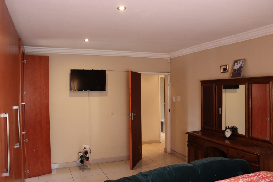 5 Bedroom Property for Sale in Meredale Gauteng