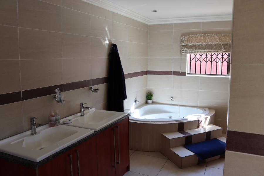 5 Bedroom Property for Sale in Meredale Gauteng