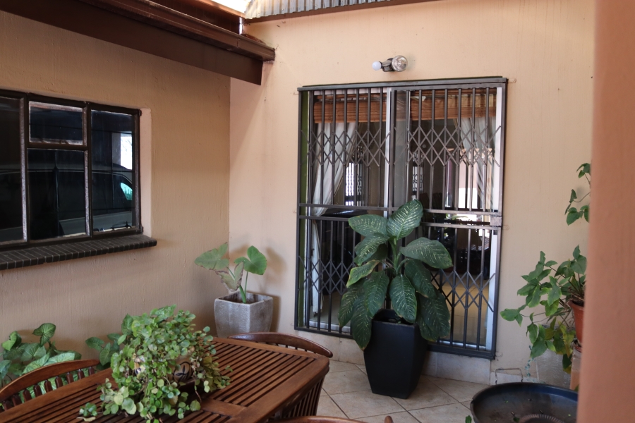 5 Bedroom Property for Sale in Meredale Gauteng