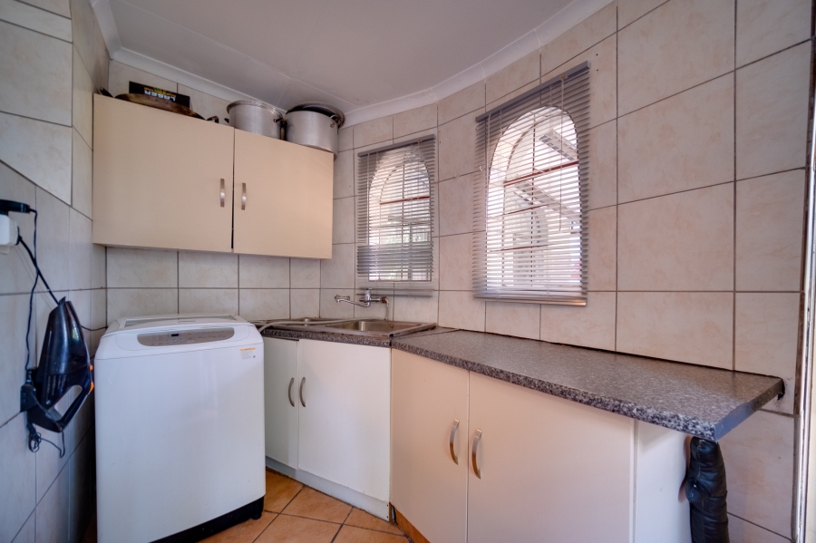 5 Bedroom Property for Sale in Brackenhurst Gauteng