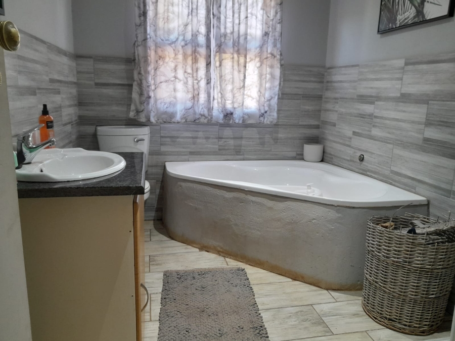 5 Bedroom Property for Sale in Kameeldrift East Gauteng