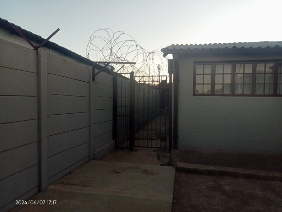 2 Bedroom Property for Sale in Molapo Gauteng