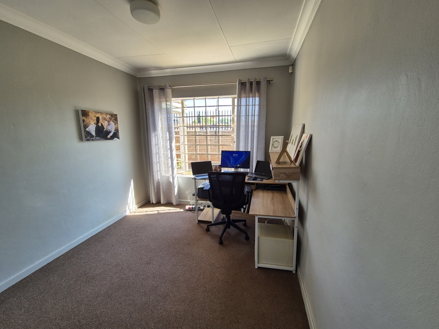 2 Bedroom Property for Sale in Eldoraigne Gauteng