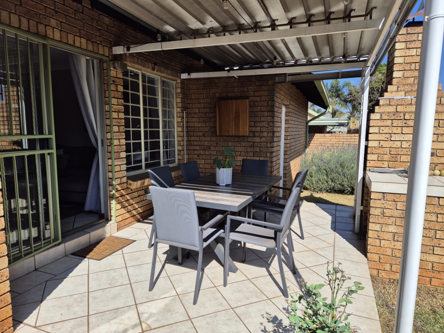 2 Bedroom Property for Sale in Eldoraigne Gauteng