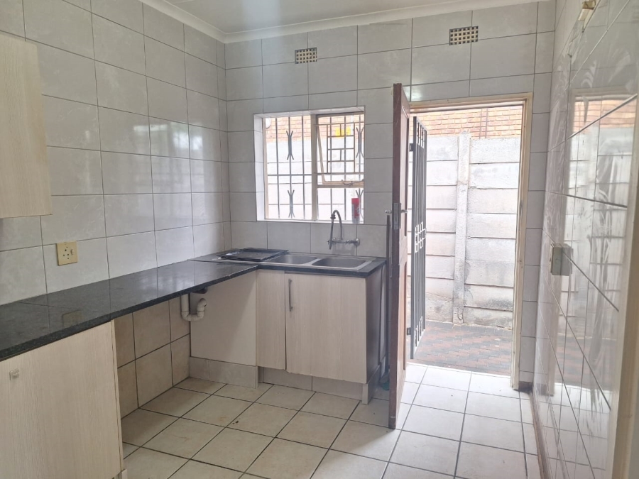 To Let 2 Bedroom Property for Rent in Edenvale Central Gauteng