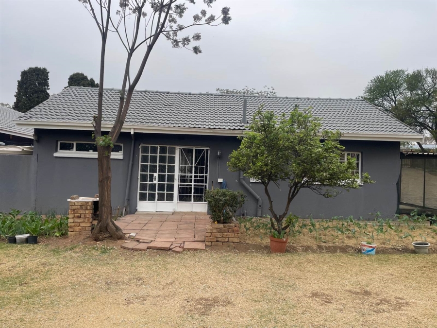 To Let 1 Bedroom Property for Rent in Glen Austin Gauteng