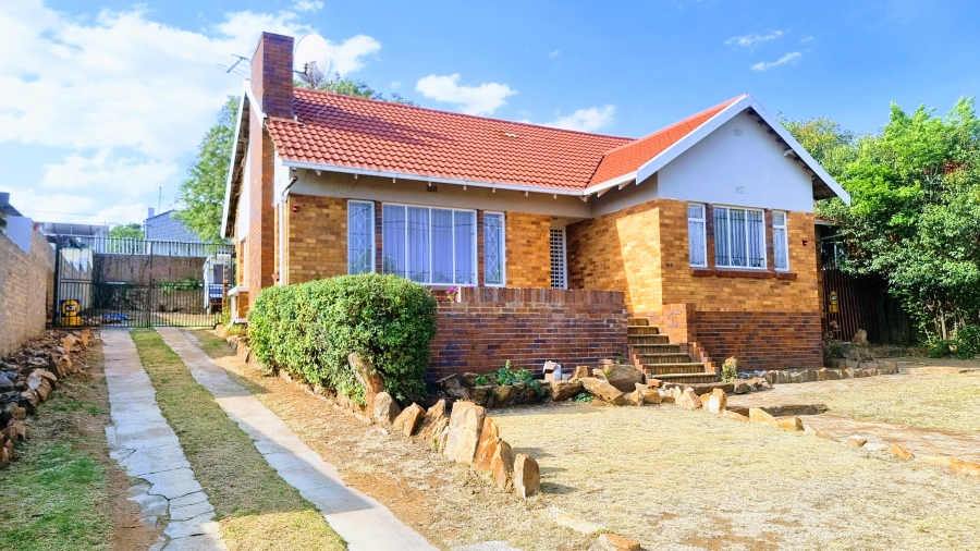 3 Bedroom Property for Sale in Linmeyer Gauteng