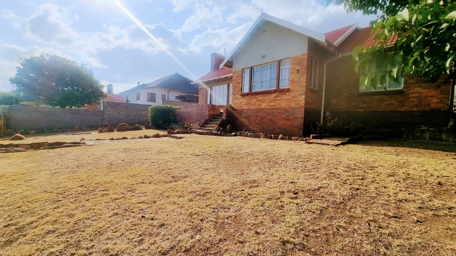 3 Bedroom Property for Sale in Linmeyer Gauteng