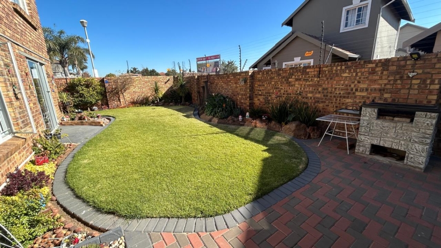 3 Bedroom Property for Sale in Bardene Gauteng