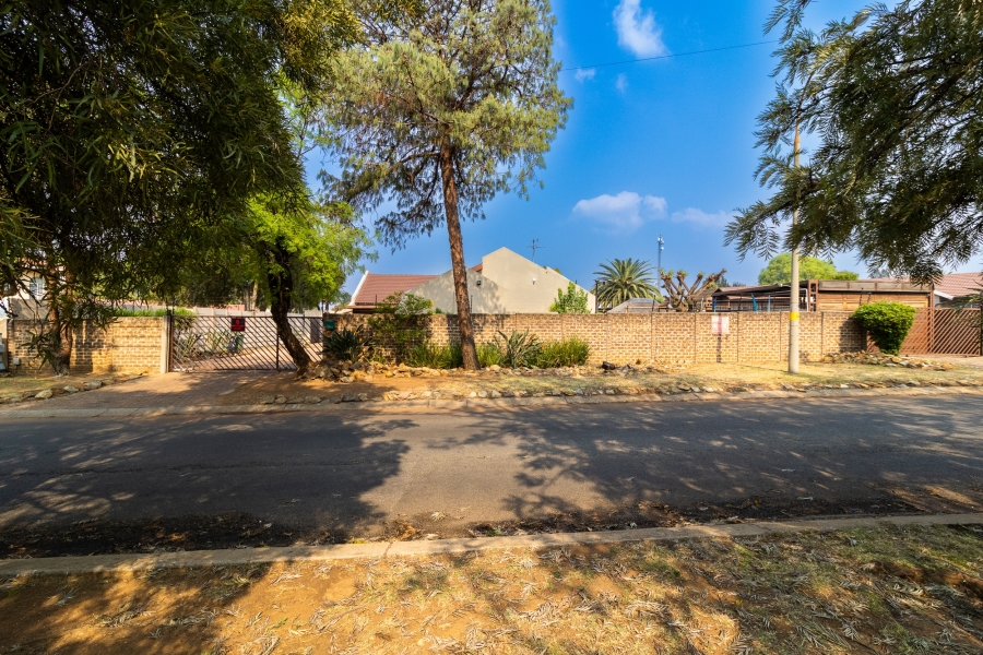 4 Bedroom Property for Sale in Brackenhurst Gauteng