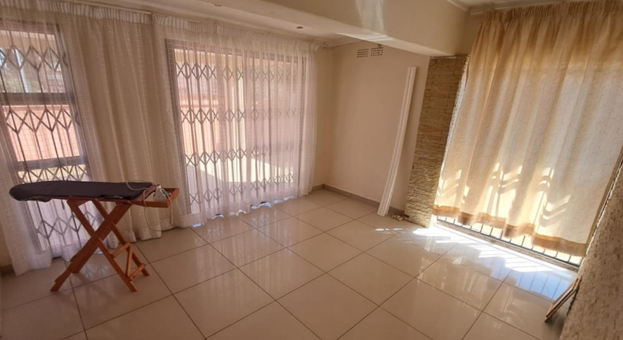 3 Bedroom Property for Sale in Crown Gardens Gauteng