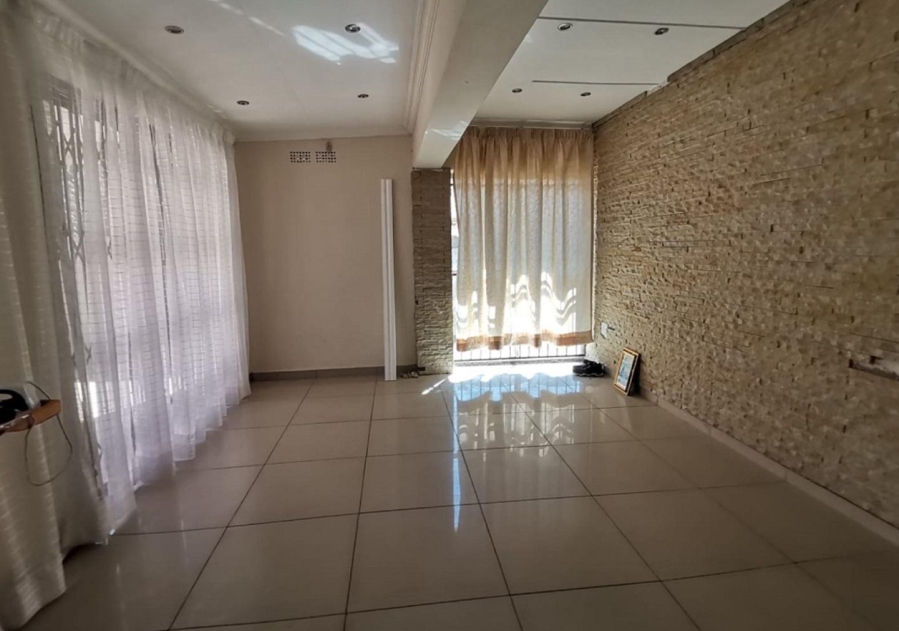 3 Bedroom Property for Sale in Crown Gardens Gauteng