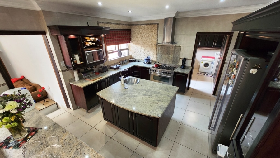 5 Bedroom Property for Sale in Eldoraigne Gauteng