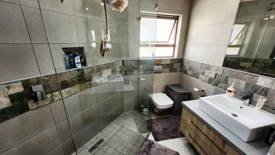 5 Bedroom Property for Sale in Eldoraigne Gauteng