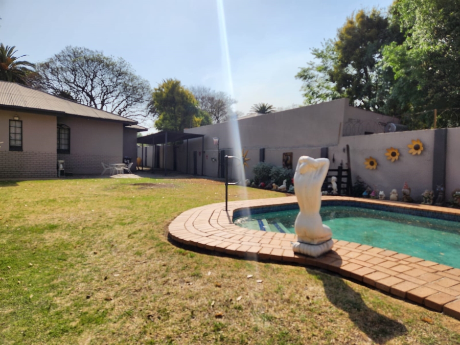 6 Bedroom Property for Sale in Selection Park Gauteng