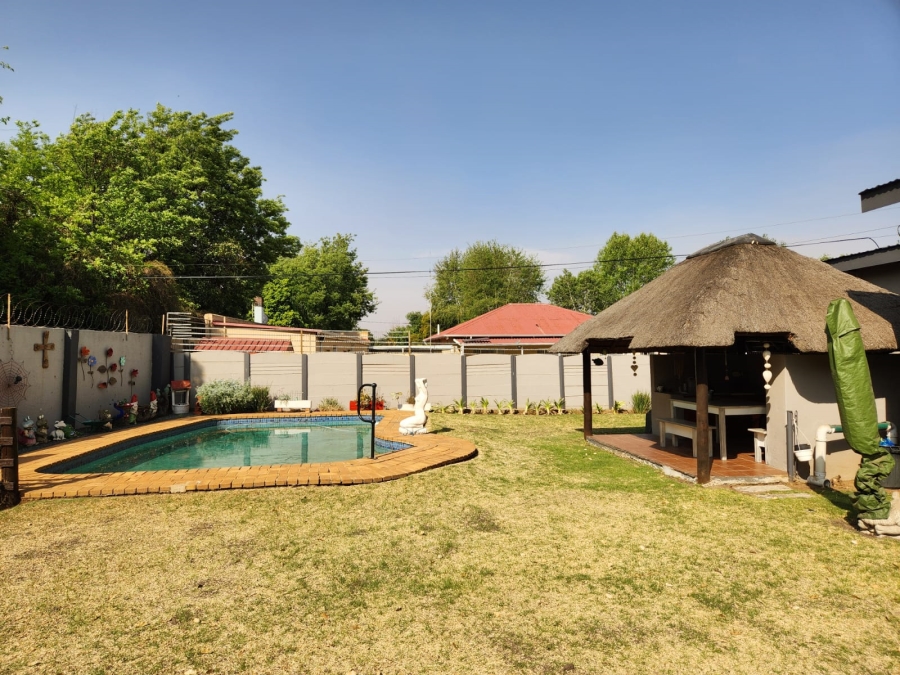 6 Bedroom Property for Sale in Selection Park Gauteng