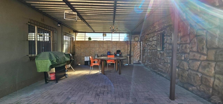 3 Bedroom Property for Sale in Crown Gardens Gauteng