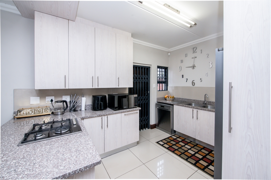 3 Bedroom Property for Sale in Crowthorne AH Gauteng