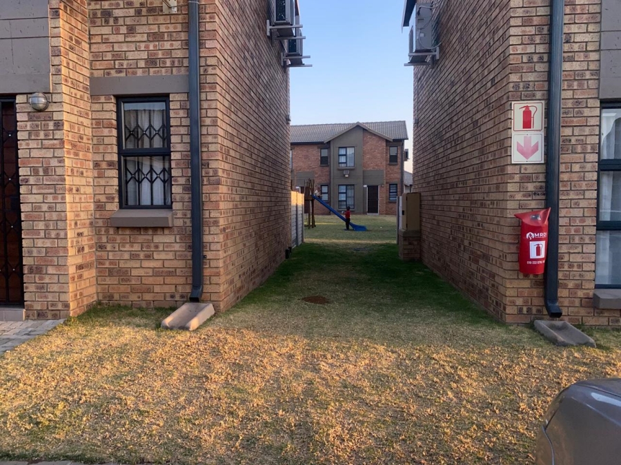 2 Bedroom Property for Sale in Albertsdal Gauteng