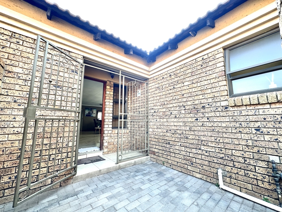 3 Bedroom Property for Sale in Noordwyk Gauteng