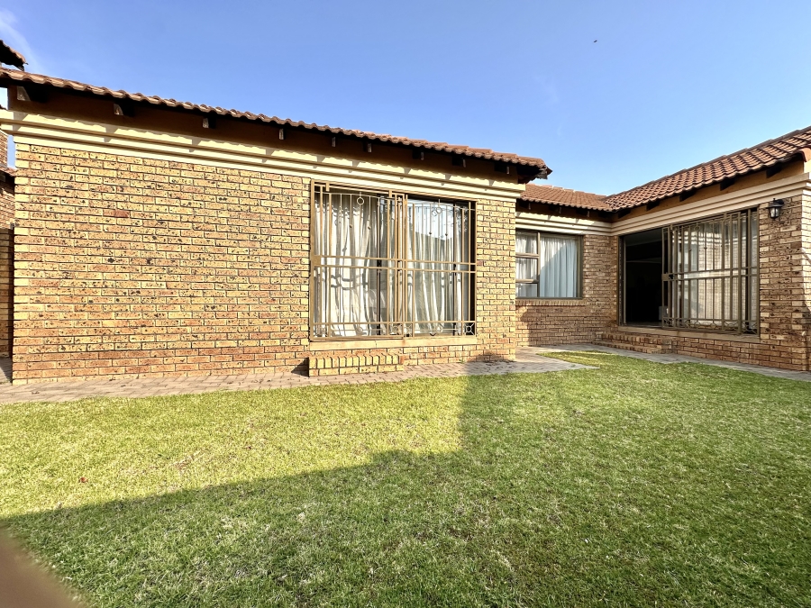 3 Bedroom Property for Sale in Noordwyk Gauteng