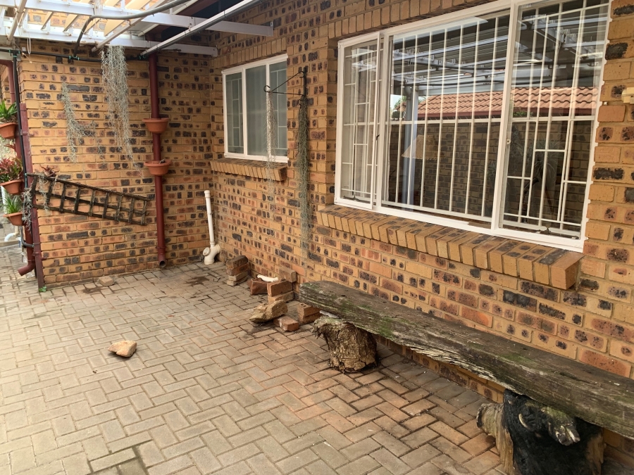 3 Bedroom Property for Sale in Faerie Glen Gauteng