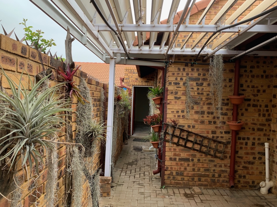 3 Bedroom Property for Sale in Faerie Glen Gauteng