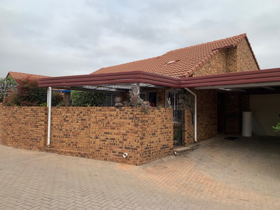 3 Bedroom Property for Sale in Faerie Glen Gauteng